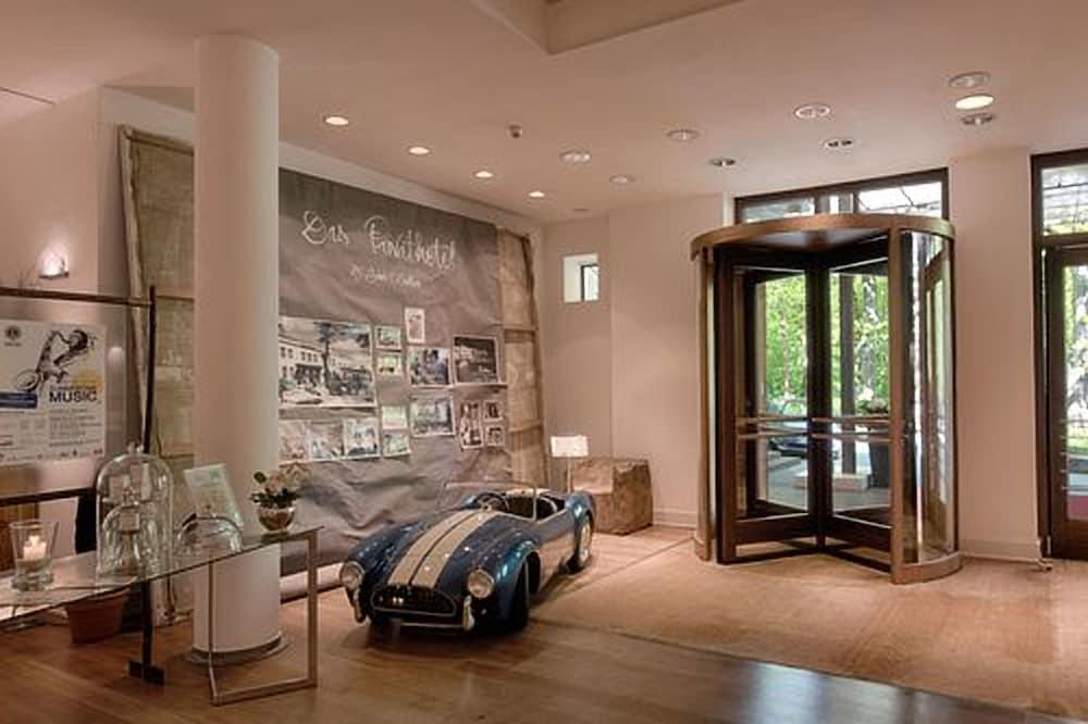 Privathotel Lindtner Hamburg Exterior photo The interior of the Bentley London showroom