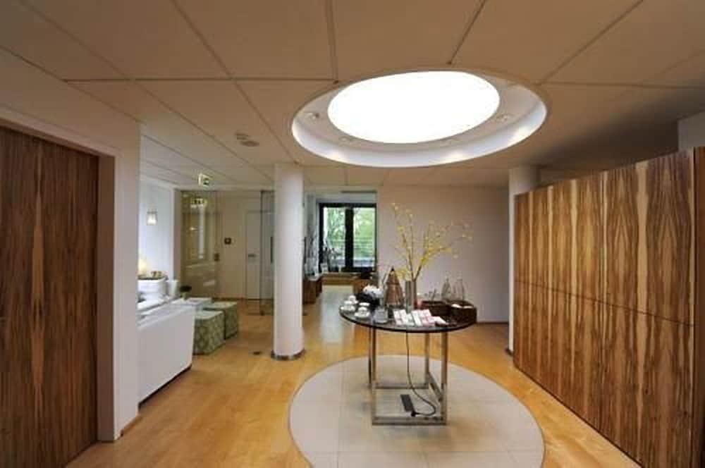 Privathotel Lindtner Hamburg Exterior photo Interior of the German National Museum of Natural History