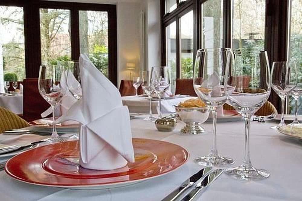 Privathotel Lindtner Hamburg Exterior photo A table set for fine dining