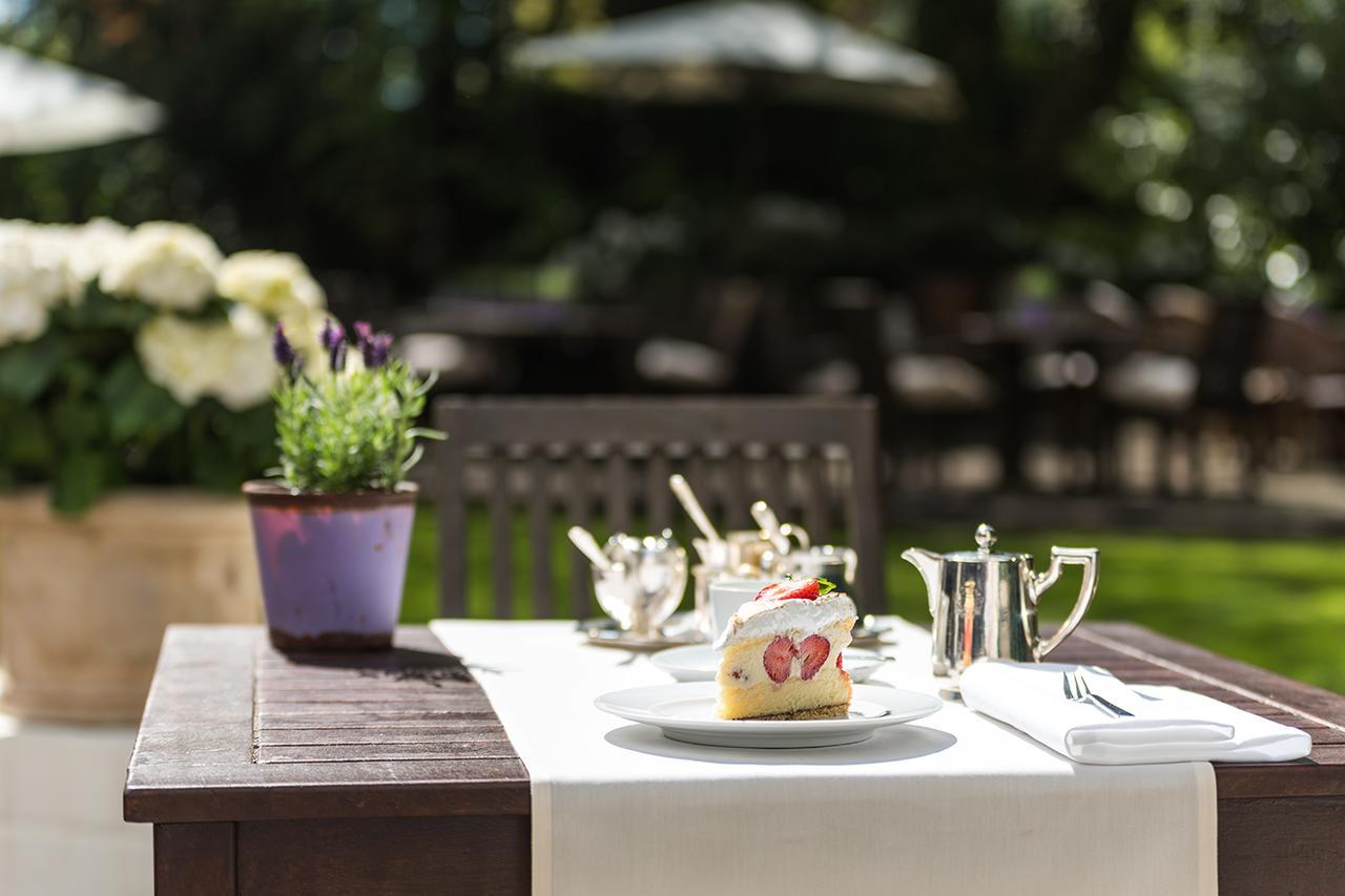 Privathotel Lindtner Hamburg Exterior photo A table set for afternoon tea