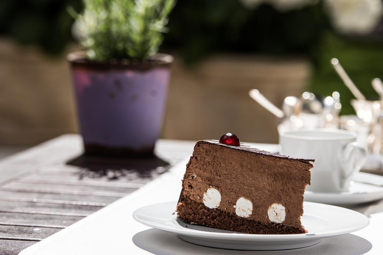 Privathotel Lindtner Hamburg Exterior photo A piece of chocolate cheesecake