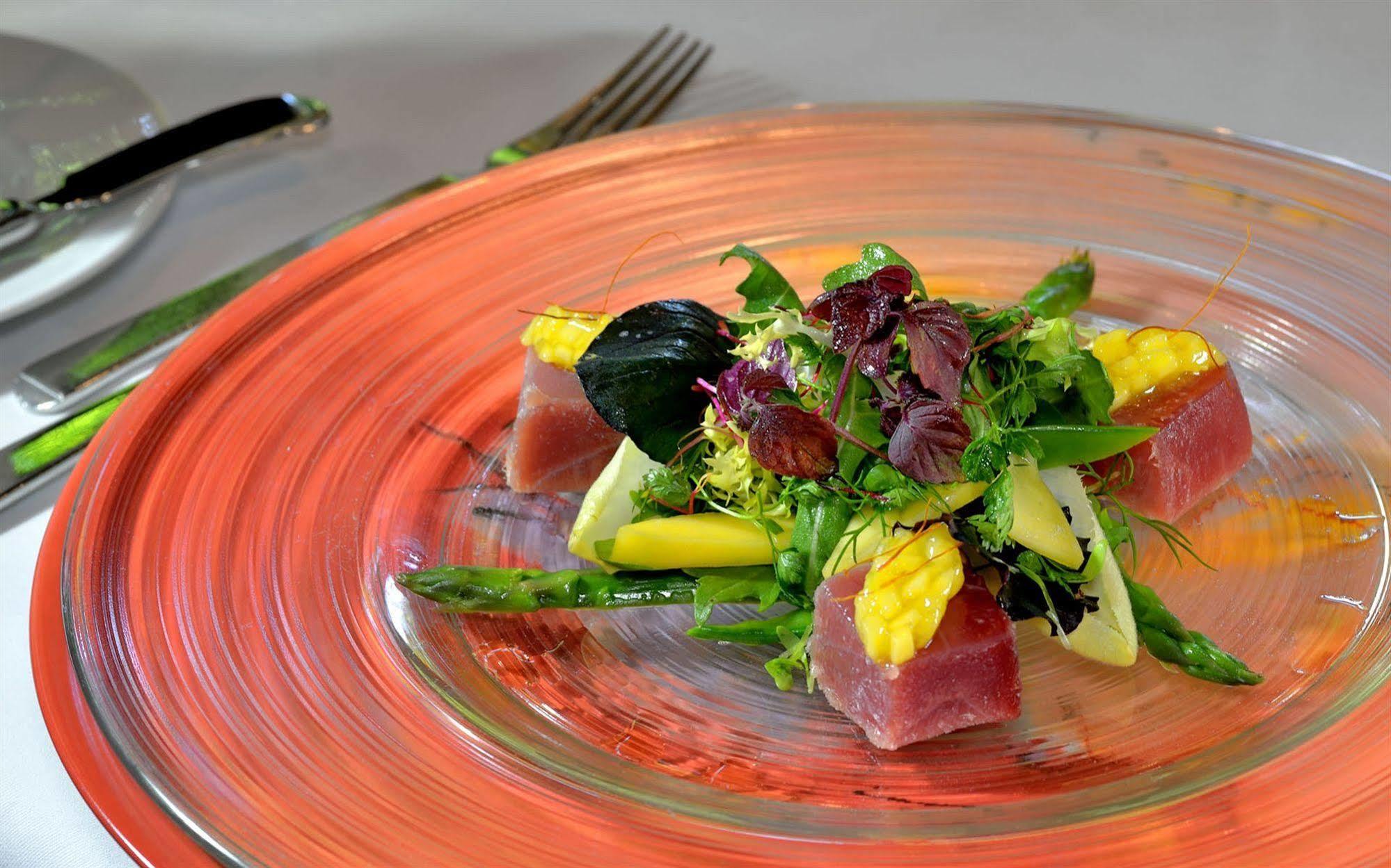 Privathotel Lindtner Hamburg Exterior photo A salad of asparagus, tuna, and mango