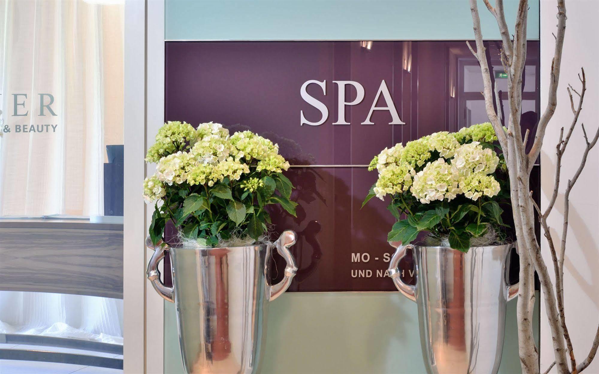 Privathotel Lindtner Hamburg Exterior photo Entrance to the spa