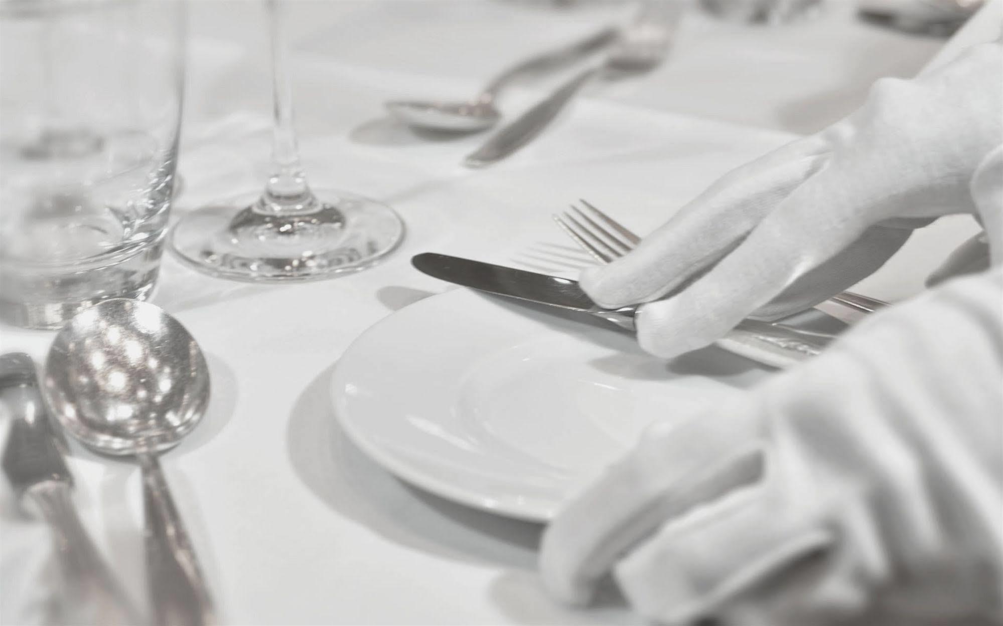 Privathotel Lindtner Hamburg Exterior photo A table set for fine dining