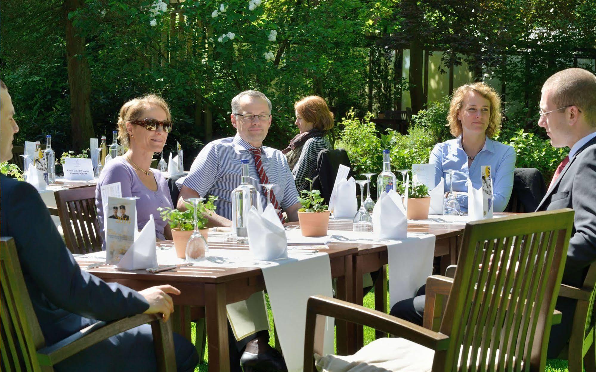 Privathotel Lindtner Hamburg Exterior photo The Danish royal family at the annual garden party