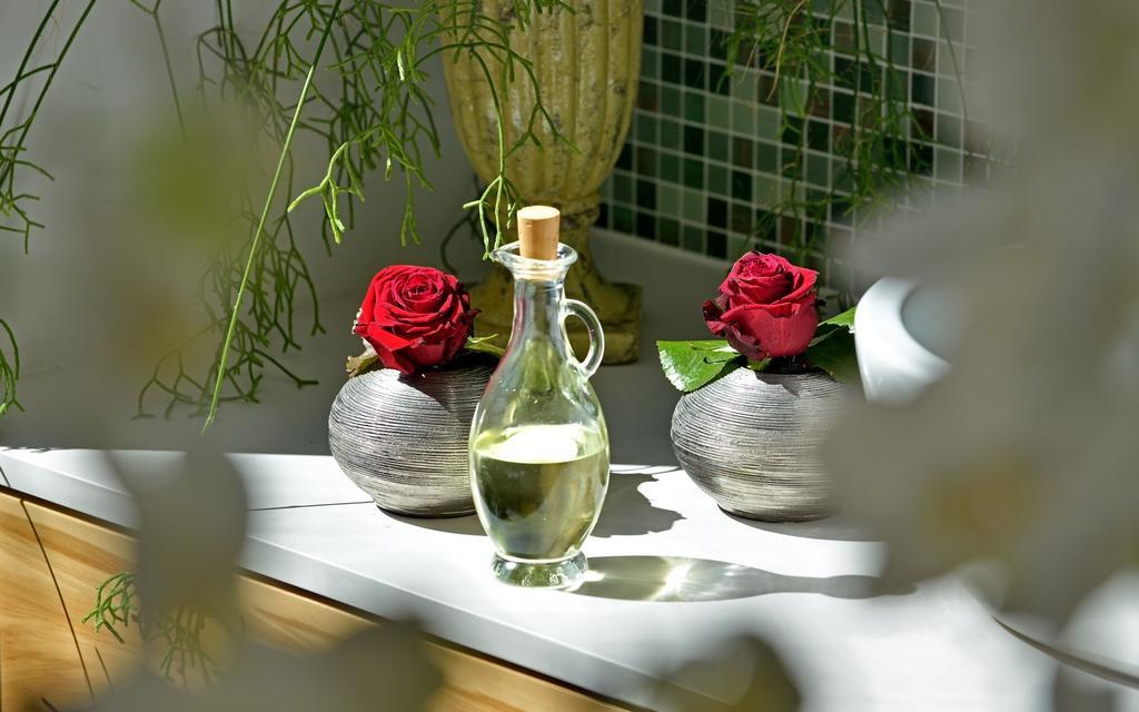 Privathotel Lindtner Hamburg Exterior photo A bottle of rose water
