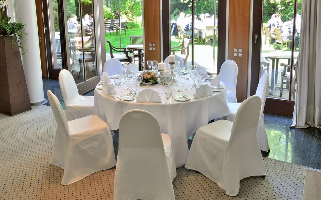Privathotel Lindtner Hamburg Exterior photo A table set for a wedding reception