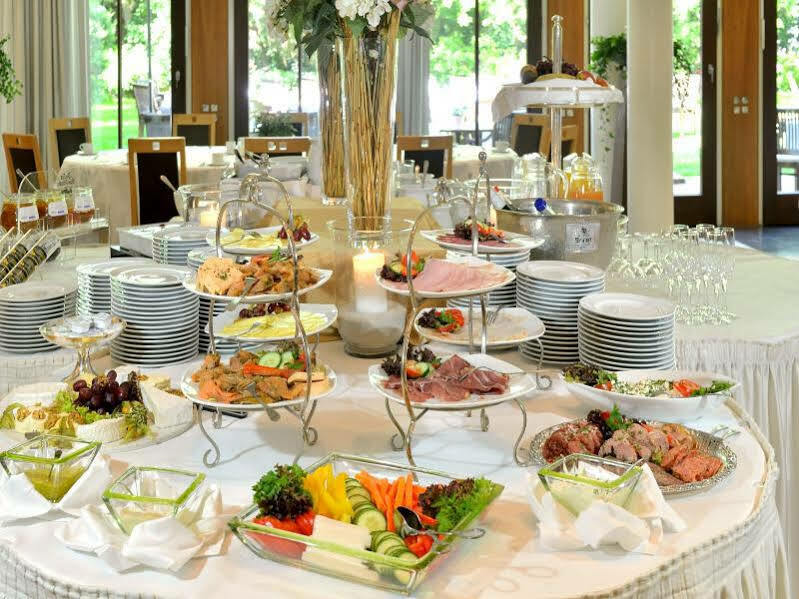Privathotel Lindtner Hamburg Exterior photo A buffet